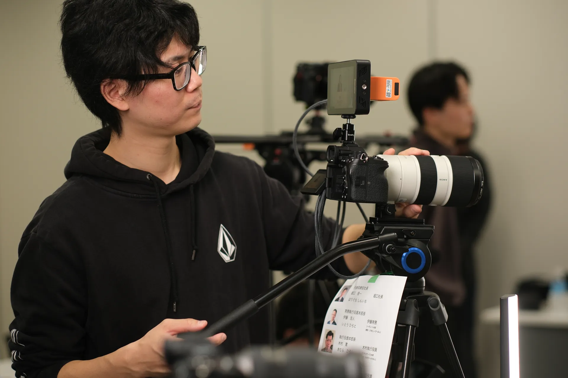 撮影現場でカメラを操作するスタッフ