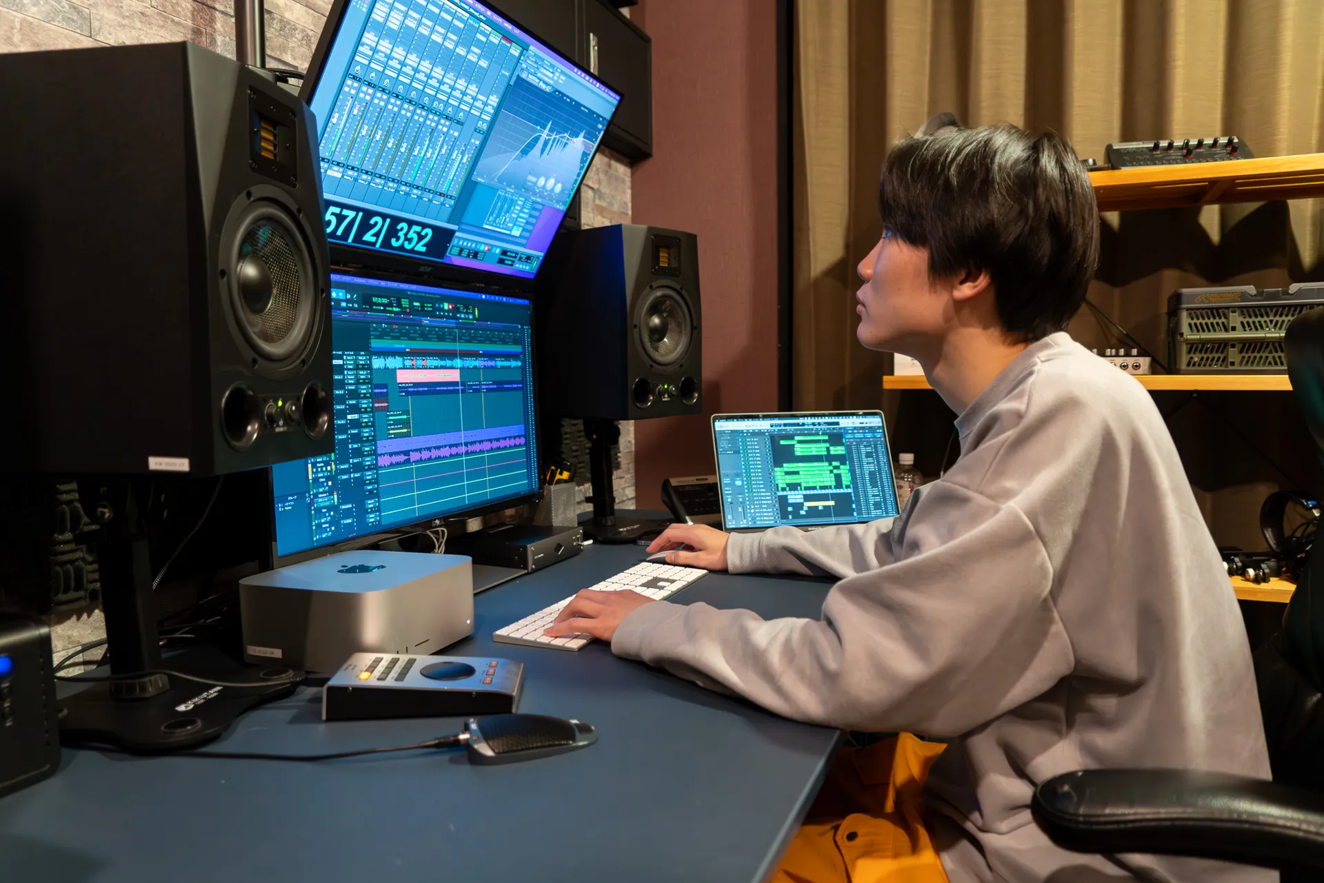 音楽スタジオで作業するクリエイター