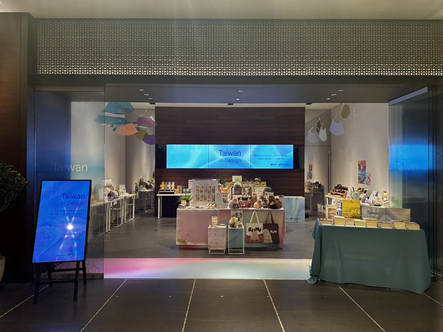 アイフィルムが施工した商業施設のポップアップ展示の店頭