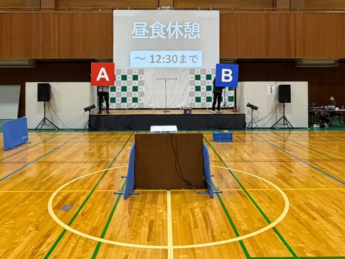 体育館に設営したステージ・スクリーン・音響機材